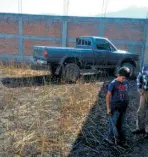  ??  ?? EN EL interior de un predio particular fue localizada una camiuoneta con reporte de robo. El dueño del lugar se sorpendió y denunció de inmediato a la policía.