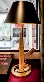  ??  ?? Cette lampe de table, dite « Table Gun », réalisée par Philippe Starck en 2005, trône au milieu de la collection d’Olivier.