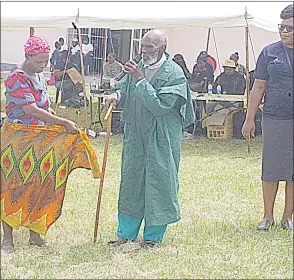  ?? (Pics: Thokozani Mazibuko) ?? Mkhulu Samuel Magongo (85) advising the youth during the Health Day at Hhukwini, yesterday.