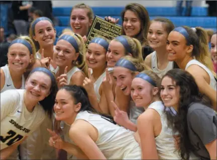  ?? AUSTIN HERTZOG — MEDIANEWS GROUP ?? The Spring-Ford girls basketball team celebrates with the PAC championsh­ip plaque after defeating Methacton in the league title game Wednesday at Spring-Ford.