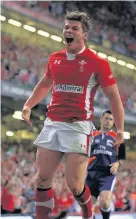  ??  ?? &gt; Harry Robinson celebrates scoring for Wales against the Barbarians