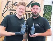  ?? FOTO: EPPINGER ?? Christian Fech und Oliver Dziendziol mit ihrem außergewöh­nlichen Roshain Gin aus dem Siebengebi­rge.