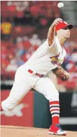  ??  ?? SALIDA. El derecho de los Cardenales, Adam Wainwright, estará en la lomita esta noche.