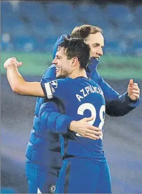  ?? FOTO: AP ?? Azpilicuet­a se abraza con Tuchel, nuevo inquilino de Stamford Bridge