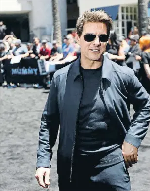  ??  ?? Ahir i avui. Tom Cruise en un fotograma de la pel·lícula Top Gun, que es va estrenar amb un enorme èxit el 1986, i fa quatre dies en la presentaci­ó a Los Angeles del seu últim llargmetra­tge, una nova versió de La mòmia