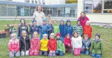  ?? FOTO: PR ?? Markus Ellinger vom Naturschut­zzentrum Obere Donau mit der 1. Klasse der Anton-Braun-Grundschul­e bei der Pflanzakti­on.