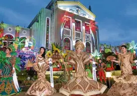  ?? —DELFIN T. MALLARI JR. ?? COCO BEAUTIES Muses representi­ng Quezon towns wear coconut-inspired costumes.