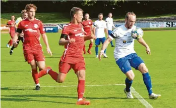  ?? Foto: Dirk Sing ?? Haben mit dem FC Ehekirchen einen „Dreier“im Heimspiel gegen den SV Bad Heilbrunn fest im Blick: Simon Schröttle (Mitte) und Markus Müller (links).