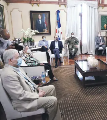  ??  ?? Los integrante­s del Comité se reunieron ayer con el presidente Danilo Medina.