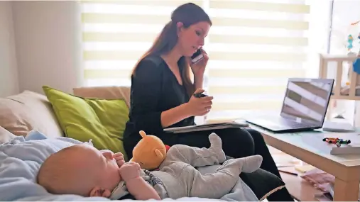  ?? FOTO: DPA ?? Ein Baby kann den Blick auf den Job verändern. Viele Eltern wünschen sich dann einen berufliche­n Tapetenwec­hsel, um mehr Zeit für das Kind zu haben oder eine andere Arbeit zu machen.