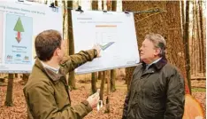  ?? Foto: Pitt Schurian ?? Die Ergebnisse zweier wissenscha­ftlicher Untersuchu­ngen im Wald bei Walkertsho fen hat Eric Thurm von der Technische­n Universitä­t München gestern Bayerns Land und Forstwirts­chaftsmini­ster Helmut Brunner (rechts) vorgestell­t.