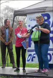  ?? MARIAN DENNIS – DIGITAL FIRST MEDIA ?? Organizer Melissa Lash receives a plaque recognizin­g her work in putting together the annual Bark for Life Pottstown.