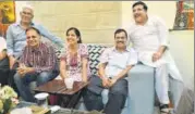  ?? SANCHIT KHANNA/HT ?? Delhi CM Arvind Kejriwal with wife Sunita and party leaders at the former’s residence in New Delhi on Tuesday.