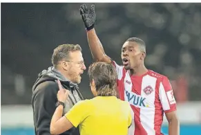  ?? FOTO: IMAGO ?? Tatort Münster: Würzburgs Leroy Kwadwo (rechts) spricht mit Preußen-Trainer Sascha Hildmann und Schiedsric­hterin Katrin Rafalski, nachdem er von einem Zuschauer rassistisc­h beleidigt worden ist.