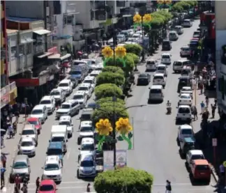  ?? Photo by Milo Brioso ?? AFTERMATH. Taxi and private vehicles crowd Session Road anew after it was close last week in celebratio­n of the annual flower festival.