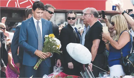  ??  ?? Justin Trudeau a déposé des fleurs à une fontaine près de laquelle certaines des victimes ont été touchées par le tireur. - La Presse canadienne: Nathan Denette