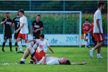  ?? Foto: Julian Leitenstor­fer ?? Enttäuschu­ng nach Schlusspfi­ff beim VfL Kaufering. Trotz Führung verlor man am Ende gegen Babenhause­n mit 1:4.