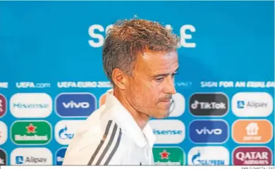  ?? PABLO GARCÍA / EFE ?? Luis Enrique pasa por el cartel de Sevilla en la sala de prensa del Estadio de la Cartuja.