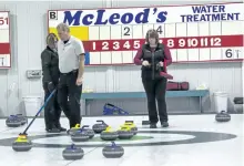  ?? REG SINCLAIR/SPECIAL TO THE EXAMINER ?? Linda Bosiljevac, Mike Deschenes and Laura Carnochan in mixed curling action at the Ennismore Curling Club.