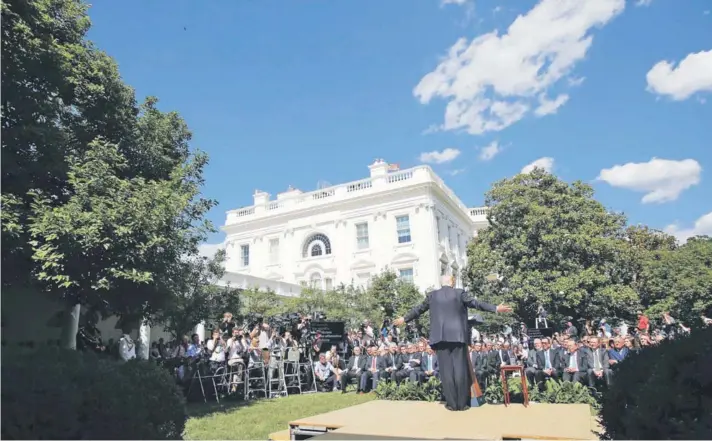  ?? FOTO: REUTERS ?? ►► Trump pronuncia ayer su discurso, en el Jardín de las Rosas de la Casa Blanca, donde anunció el retiro de Estados Unidos del Acuerdo climático de París.