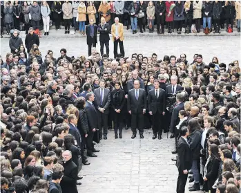  ??  ?? Weltweit stilles Gedenken an die Toten von Paris, so auch vor dem Brandenbur­ger Tor in Berlin (li.). Gleichzeit­ig hielt die französisc­he Staatsspit­ze in Paris eine Schweigemi­nute ab.