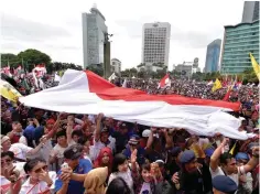  ?? — AFP ?? Indonesian­s attend a pro-government rally to call for unity in Jakarta on Sunday.