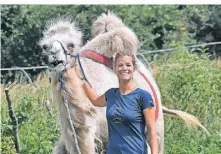  ?? ?? Tamar Valkenier mit Kamel „Einstein“wandert, begleitet von Unterstütz­ern, am Rhein entlang, um für trinkbares Wasser zu werben.