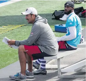  ?? PIERRE OBENDRAUF/POSTMEDIA NEWS ?? Montreal Alouettes quarterbac­k Rakeem Cato, right, and offensive co-ordinator Anthony Calvillo sit away from rest of players during practice Wednesday.