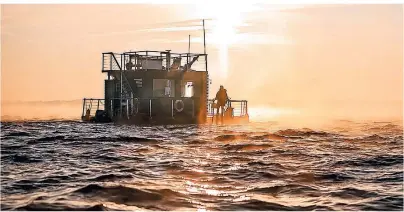  ?? FOTO: SAMI BILL/FINNFLOAT SAUNAFLOSS/DPA-TMN ?? Kein gewöhnlich­es Boot: Die schwimmend­e Sauna Finnfloat fährt auf dem Müggelsee in Berlin.