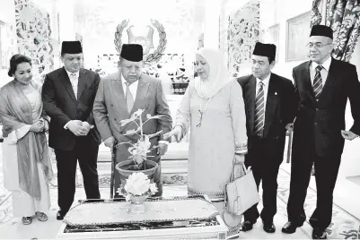  ?? GambarBern­ama ?? RAJA Perlis Tuanku Syed Sirajuddin Putra Jamalullia­l (tiga, kiri) selaku Canselor Universiti Sains Malaysia (USM) mendengar penerangan daripada Naib Canselor USM Prof Datuk Dr Asma Ismail (tiga, kanan) mengenai pokok tin (Ficus carica) yang...