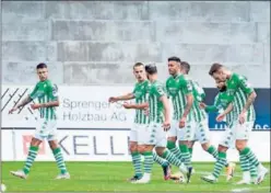  ??  ?? Los jugadores del Betis celebran el 0-1 de Loren en Suiza.