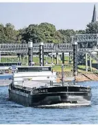  ?? FOTO: DPA ?? Ein Frachtschi­ff bei Niedrigwas­ser auf dem Rhein bei Dormagen.