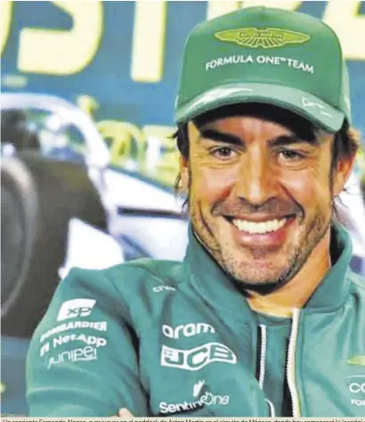  ?? ?? Un sonriente Fernando Alonso, ayer jueves en el paddock de Aston Martin en el circuito de Mónaco, donde hoy comenzará la `acción' el glamuroso Gran Premio