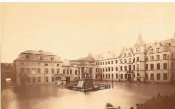  ?? ALLES FOTOS: STADTMUSEU­M ?? Bloß gut, dass Jan Wellem schon 1882 auf dem hohen Sockel stand. Sonst hätte er beim großen Hochwasser (um 1882/83) ganz schön nasse Füße bekommen.