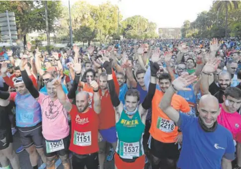  ?? // VALERIO MERINO ?? Los corredores, en línea de meta para la última edición de la Media Maratón de Córdoba en 2019