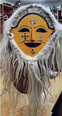  ??  ?? Un masque jaune destiné à l’opéra tibétain