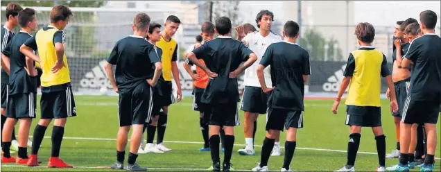  ??  ?? TIRA DEL CARRO TÉCNICO. Raúl, en una de sus charlas estos días con el Cadete B en los campos de entrenamie­nto de Valdebebas.