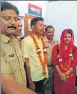  ?? HT ?? SI Harish Yadav and constable Bhavna Chauhan after their wedding at the police station