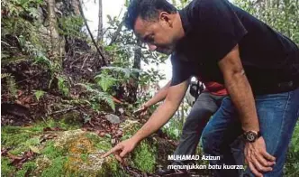  ??  ?? MUHAMAD Azizun menunjukka­n batu kuarza.