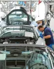  ?? Foto: dpa ?? Autobauer wie BMW verzeichne­n heftige Einbrüche beim Export.