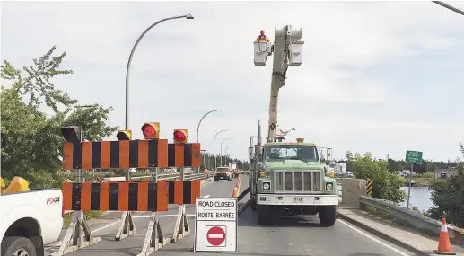  ??  ?? L’accès au pont situé à l’entrée nord de Tracadie est resté interdit pendant une semaine. - Archives