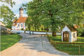  ?? Fotos: Tobias Hartmann ?? Der markante Kirchturm prägt die Ansicht von Stockheim. Hier geht es um die Frage, ob der Ort eine Dorferneue­rung bekommen soll.