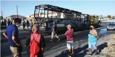  ?? African News Agency (ANA) | PHANDO ?? A GOLDEN Arrow bus has was set alight by protesters in Malibu Village last week.
JIKELO