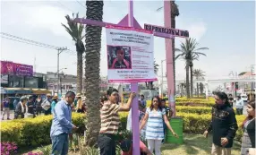  ??  ?? Familiares y amigos de mujeres asesinadas se manifestar­on en la avenida Chimalhuac­án para recordar a Lupita, la niña de 4 años hallada muerta el año pasado en el Bordo de Xochiaca.