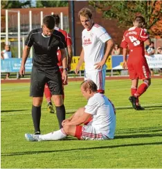  ?? Foto: Peter Kleist ?? Der SV Mering (in Weiß) verlor seine Heimpremie­re in dieser Saison gegen Gilching: Am Boden Maximilian Lutz, stehend Noah Kusterer.