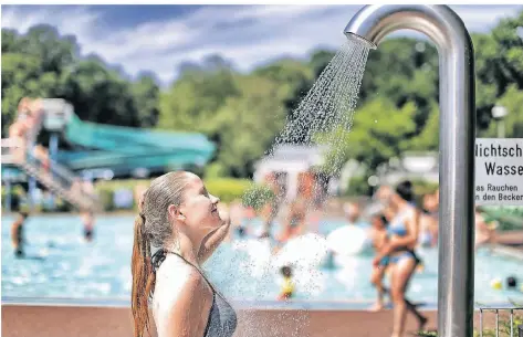  ?? FOTO: STEPHAN KÖHLEN ?? Drei große Komponente­n umfasst das Entlastung­spaket für Familien: Unter anderem ein Gutscheinh­eft für Kinder und Jugendlich­e, die damit unter anderem kostenlos ins Wald kommen.