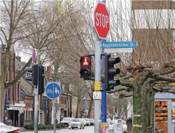  ?? RP-FOTO: CHAL ?? Die Kreuzung Düsseldorf­er Straße / Necklenbro­icher Straße in Büderich. Das blaue Verkehrssc­hild bedeutet: Benutzungs­pflicht auf getrenntem Fuß- und Radweg. Das weiß aber offenbar nicht jeder.