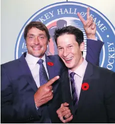  ?? BRUCE BENNETT/GETTY IMAGES ?? Former teammates Teemu Selanne, left, and Paul Kariya ham it up at Toronto’s Hockey Hall of Fame on Friday.