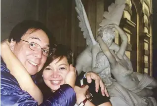  ??  ?? Ang Poet N’yo and My Mommy Ko beside Antonio Canova’s ‘Psyche Revived by Cupid’s Kiss’ at the Musée Du Louvre