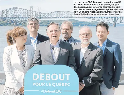  ??  ?? Le chef de la CAQ, François Legault, a profité de la vue imprenable sur les ponts, au quai des Cageux, pour lancer sa tournée du Québec. Il était accompagné des députés Nathalie Roy, Éric Caire, André Spénard, Marc Picard et Simon Jolin-barrette.